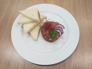 Hovězí tatarský biftek, toastový chléb