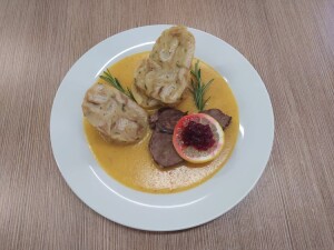 Babiččina dančí svíčková, karlovarský knedlík, brusinkový terč